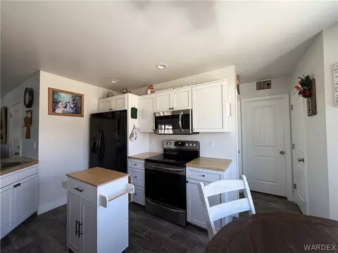 Kitchen - 3207 E Northfield Ave, Kingman, AZ 86409 photo 2 of 4