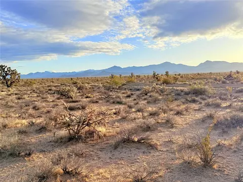 20030 S Billy The Kid Rd, Yucca, AZ 86438