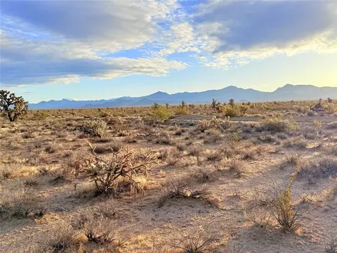 20030 S Billy The Kid Rd, Yucca, AZ 86438