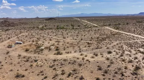 10638 S Cascabel Rd, Yucca, AZ 86438