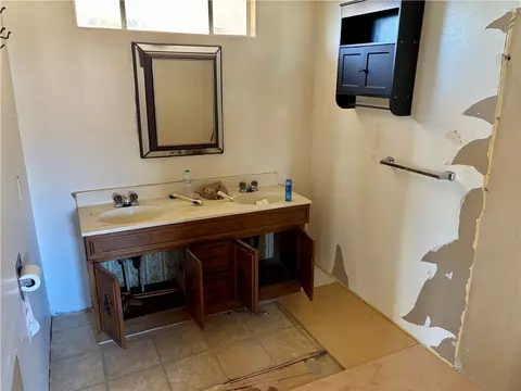 Bath - 1595 E John L Ave, Kingman, AZ 86409 photo 1 of 3