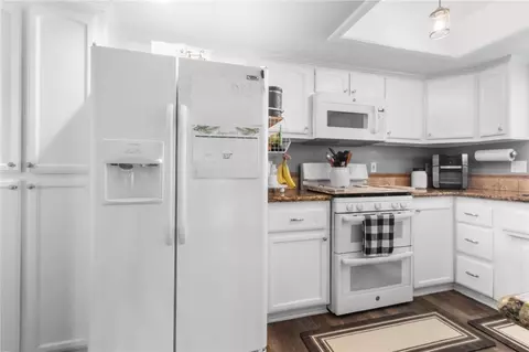 Kitchen - 3092 Southern Loop, Kingman, AZ 86401 photo 2 of 5