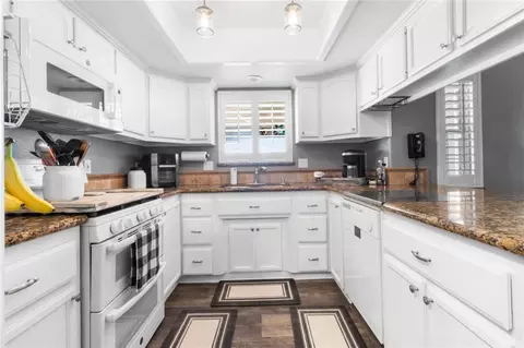 Kitchen - 3092 Southern Loop, Kingman, AZ 86401 photo 3 of 5
