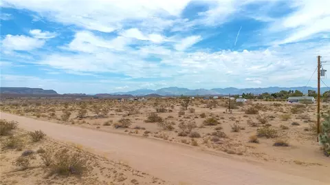 16362 S Douglass Ln, Yucca, AZ 86438