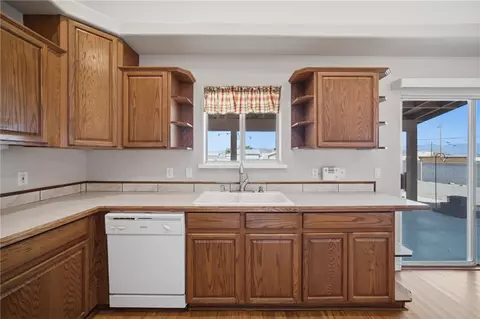 Kitchen - 3979 Eagle Rock Rd, Kingman, AZ 86409 photo 2 of 3