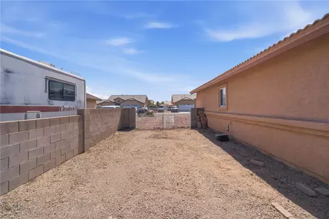 Exterior - 3979 Eagle Rock Rd, Kingman, AZ 86409 photo 5 of 9