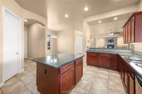 Kitchen - 1539 E Blue Flame St, Kingman, AZ 86409 photo 5 of 6