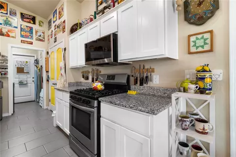 Kitchen - 3950 E Suffock Ave, Kingman, AZ 86409 photo 3 of 6
