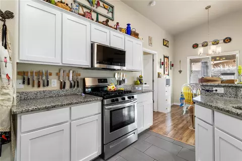 Kitchen - 3950 E Suffock Ave, Kingman, AZ 86409 photo 5 of 6