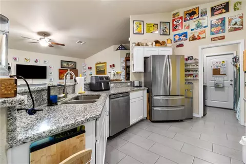Kitchen - 3950 E Suffock Ave, Kingman, AZ 86409 photo 4 of 6