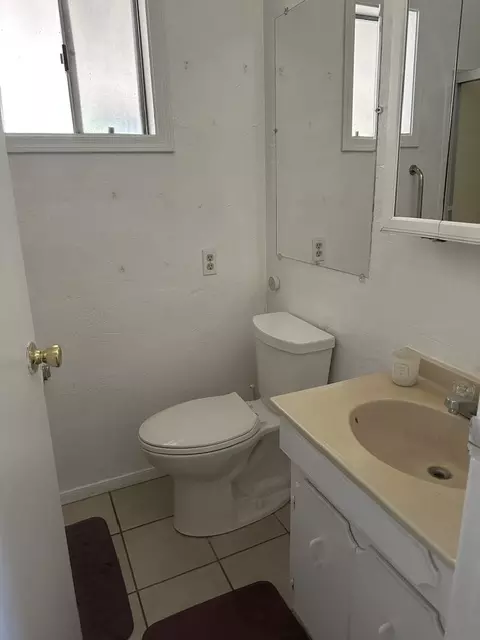 Bath - 3226 E Thompson Ave, Kingman, AZ 86409 photo 1 of 1
