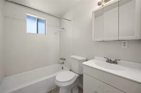 Bath - 2115 Davis Ave, Kingman, AZ 86401 photo 1 of 3