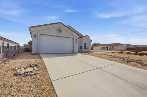 Exterior - 3352 N Apache St, Kingman, AZ 86401 photo 5 of 7