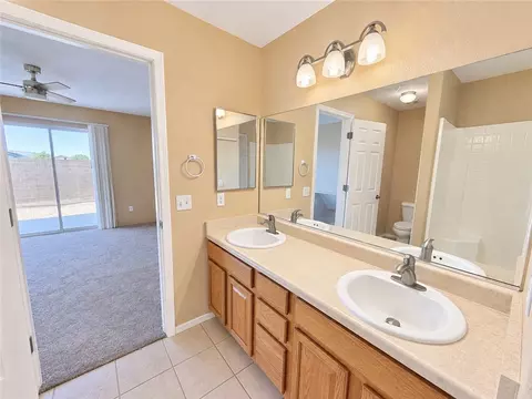 Bath - 955 E Beverly Ave, Kingman, AZ 86409 photo 2 of 3