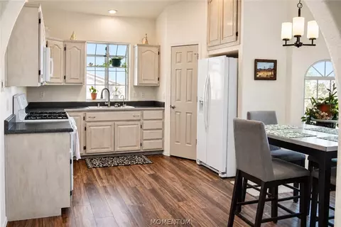 Kitchen - 7560 E Cayuse Dr, Kingman, AZ 86401 photo 2 of 3