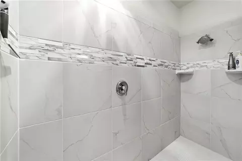 Bath - 7683 E Oxbow Dr, Kingman, AZ 86401 photo 2 of 4