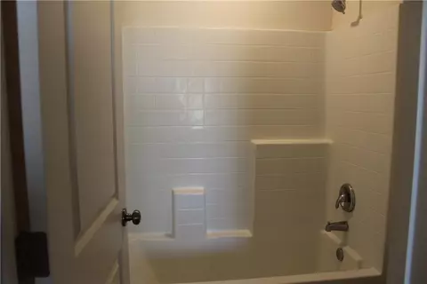 Bath - 3453 E Ames Ave, Kingman, AZ 86409 photo 2 of 5