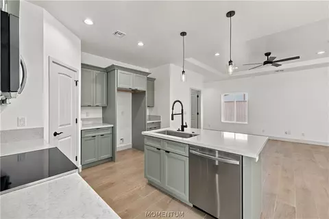 Kitchen - 3158 E Suffock Ave, Kingman, AZ 86409 photo 3 of 4