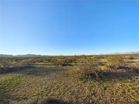 5883 Macayo Dr, Golden Valley, AZ 86413