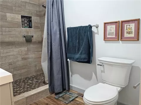 Bath - 512 E Oak St, Kingman, AZ 86401 photo 2 of 2