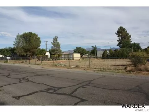 3830 Shaeffer, Kingman, AZ 86409 photo 2