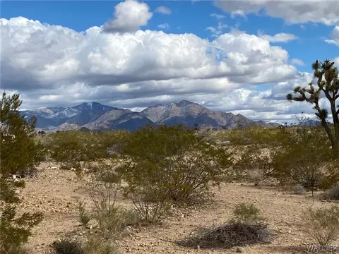 13745 S Carrow Rd, Yucca, AZ 86438