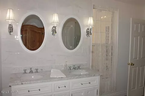 Bath - 2978 Windmill Ln, Overgaard, AZ 85933 photo 4 of 5