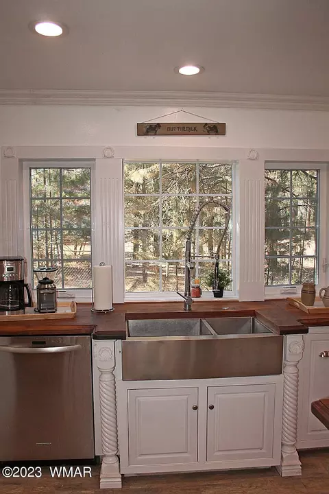 Kitchen - 2978 Windmill Ln, Overgaard, AZ 85933 photo 5 of 6