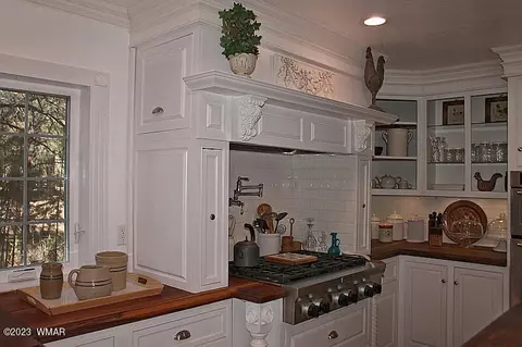 Kitchen - 2978 Windmill Ln, Overgaard, AZ 85933 photo 3 of 6