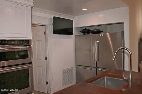 Kitchen - 2978 Windmill Ln, Overgaard, AZ 85933 photo 6 of 6