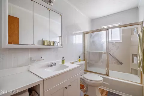Bath - 706 S Elm Ln, Eagar, AZ 85925 photo 1 of 1