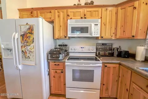 Kitchen - 4 County Rd, Greer, AZ 85927 photo 2 of 2