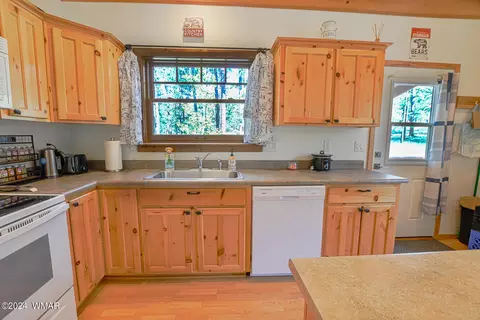 Kitchen - 4 County Rd, Greer, AZ 85927 photo 1 of 2