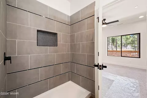 Bath - 469 N Megans Loop, Lakeside, AZ 85929 photo 3 of 6