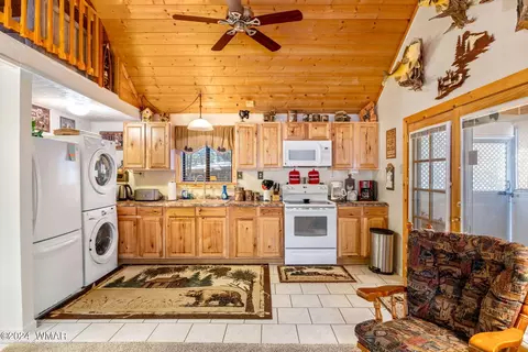Kitchen - 2063 Chipmunk Xing, Overgaard, AZ 85928 photo 1 of 2