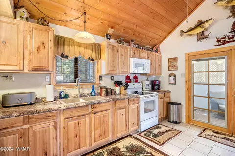 Kitchen - 2063 Chipmunk Xing, Overgaard, AZ 85928 photo 2 of 2