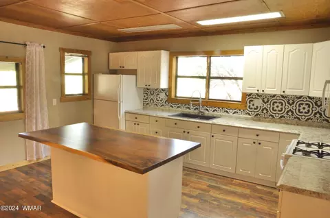 Kitchen - 89 Harry Dr, Concho, AZ 85924 photo 2 of 3