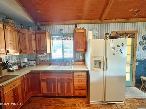 Kitchen - 2815 Pine Hill Dr, Overgaard, AZ 85933 photo 2 of 4