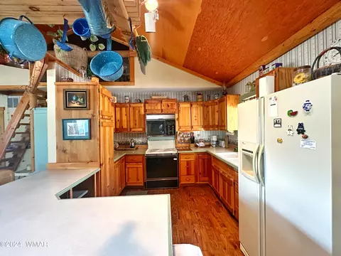 Kitchen - 2815 Pine Hill Dr, Overgaard, AZ 85933 photo 3 of 4