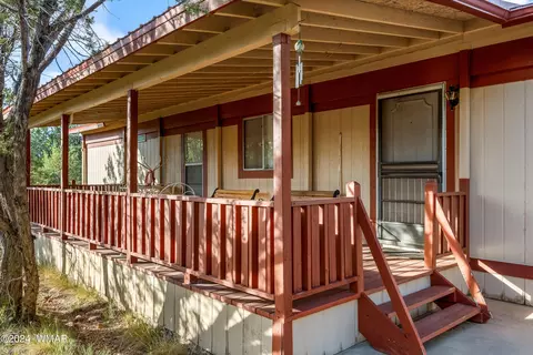3024 Pinewood Dr, Overgaard, AZ 85933