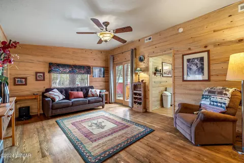 2083 Pinewood Dr, Overgaard, AZ 85933