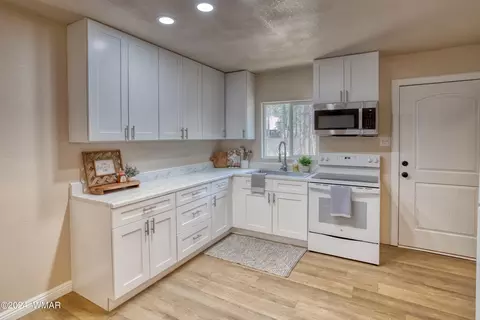 Kitchen - 2150 Wildflower Rd, Overgaard, AZ 85933 photo 1 of 1