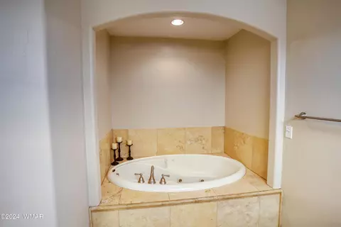 Bath - 413 E Maverick Ln, Taylor, AZ 85939 photo 5 of 6