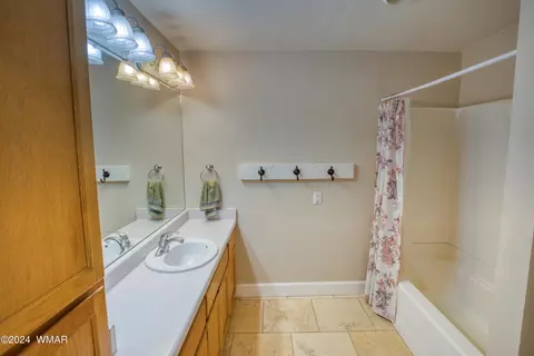 Bath - 413 E Maverick Ln, Taylor, AZ 85939 photo 4 of 6
