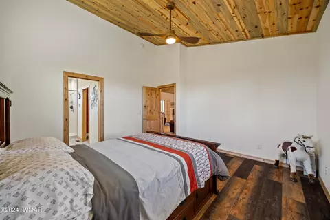 Bedroom - 2209 Moccasin Dr, Overgaard, AZ 85933 photo 2 of 4