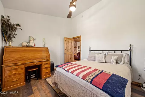 Bedroom - 2209 Moccasin Dr, Overgaard, AZ 85933 photo 4 of 4