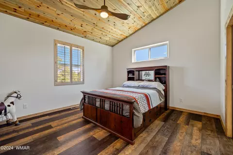 Bedroom - 2209 Moccasin Dr, Overgaard, AZ 85933 photo 1 of 4