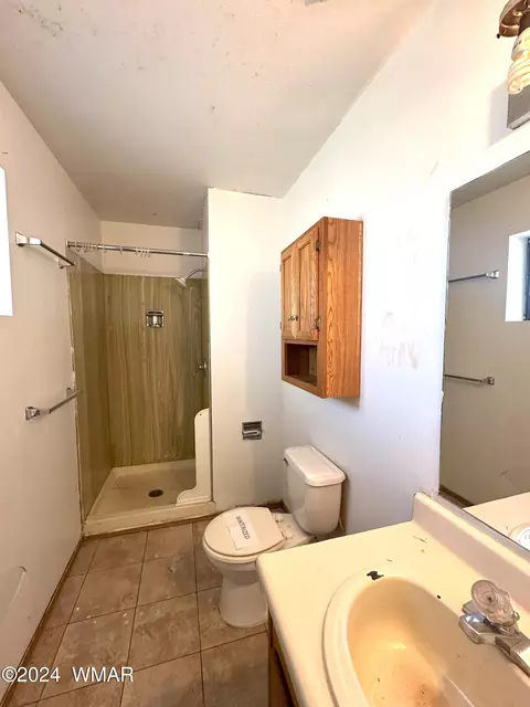 Bath - 925 E Maricopa Dr, Springerville, AZ 85938 photo 2 of 3