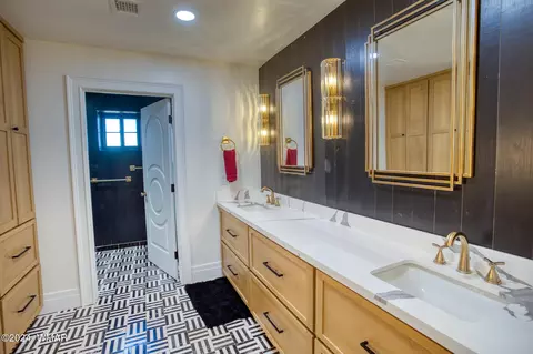 Bath - 830 E Maverick Ln, Taylor, AZ 85939 photo 2 of 8