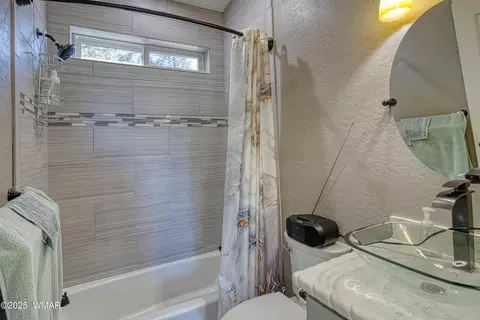 Bath - 901 E Pine Ln, Show Low, AZ 85901 photo 2 of 3